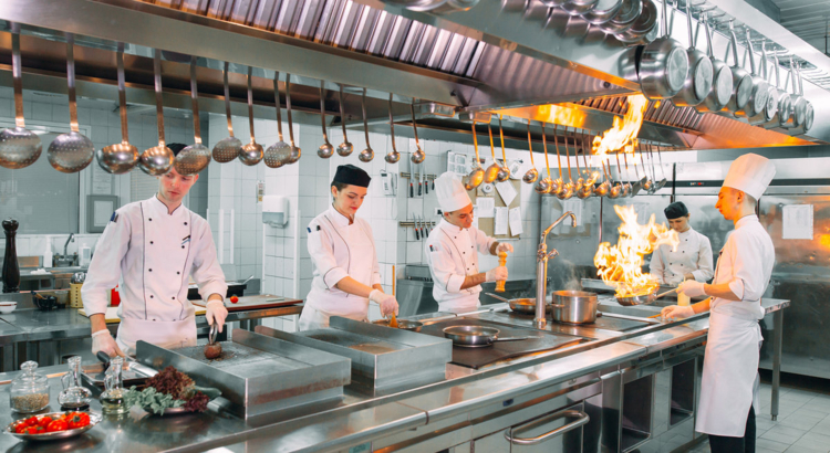 Küche Hotel Kochen Fine Dining Foto iStock davit85